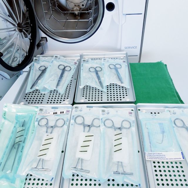 SIOUXSIE - PIERCING + LIFESTYLE – Medizinische Werkzeuge vor einem Sterilisator