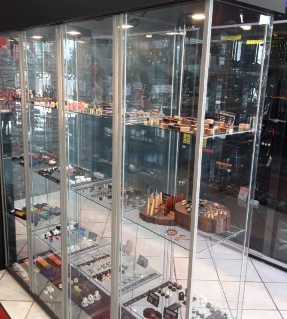 SIOUXSIE - PIERCING + LIFESTYLE – Große Glasvitrine mit vielen Piercings und Schmuckstücken zur Auswahl
